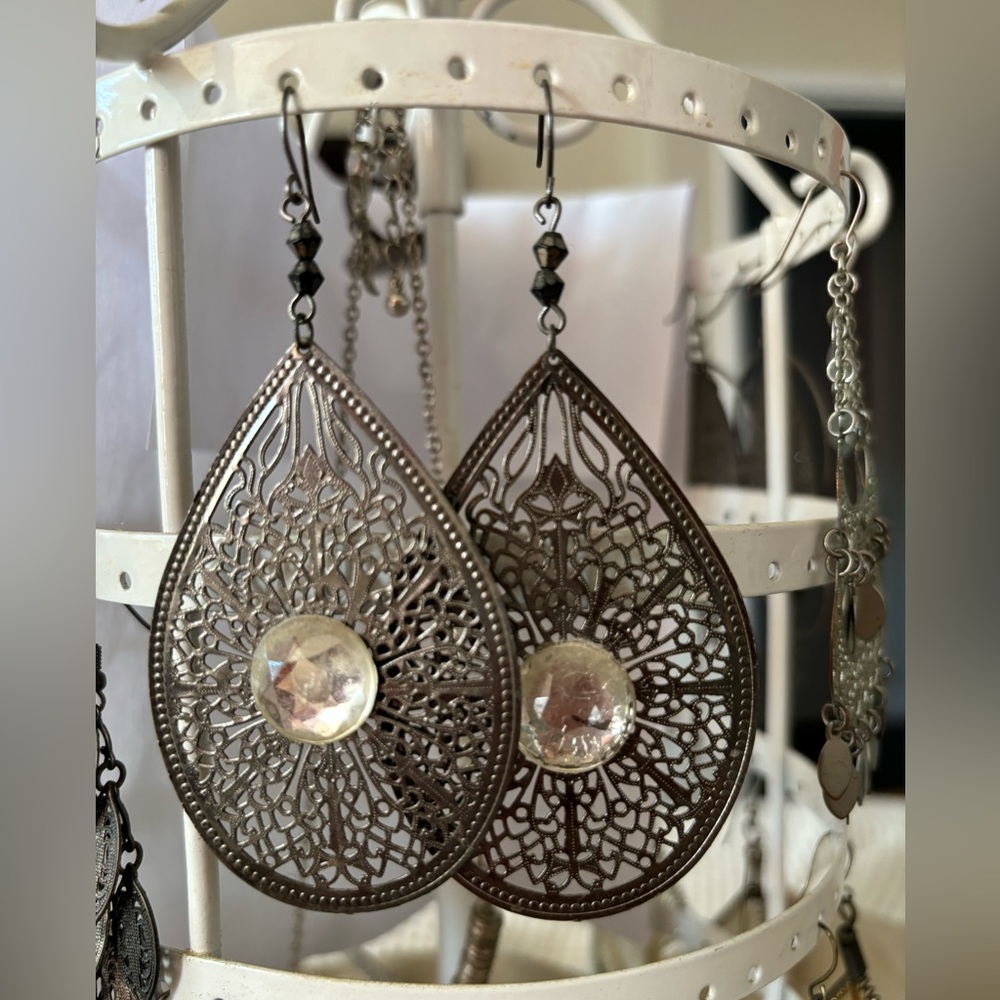 Teardrop filagree vintage design w/rhinestone center. In fair condition.